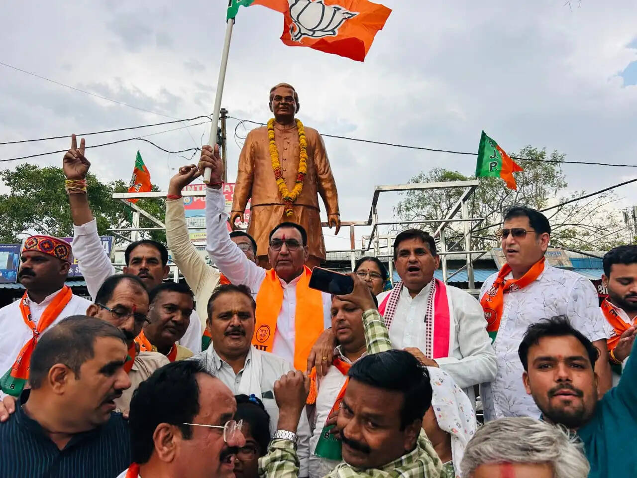 राजगढ़ : भाजपा की जीत पर जश्न, राज्यमंत्री पंवार ने कार्यकर्ताओं संग मनाया विजय उत्सव