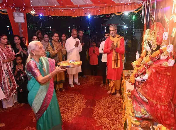 लखनऊ के जन भवन में गरबा महोत्सव की धूम: पूर्व राष्ट्रपति रामनाथ कोविंद ने मां दुर्गा की उतारी आरती