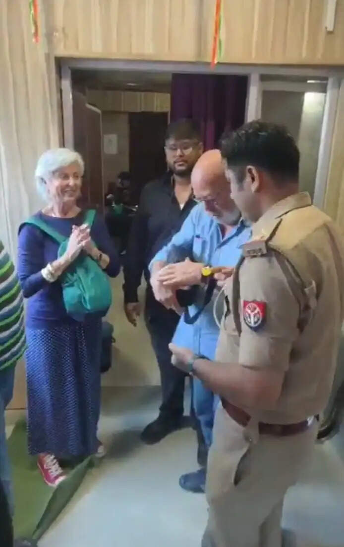 वाराणसी पुलिस ने इटली पर्यटक का खोया कैमरा लाैटाया, विदेशी नागरिक ने जताया आभार