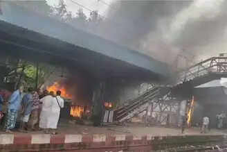 आक्रा–संतोषपुर में बस्ती में आग, ओवरहेड तार जलने से ट्रेन यातायात बाधित