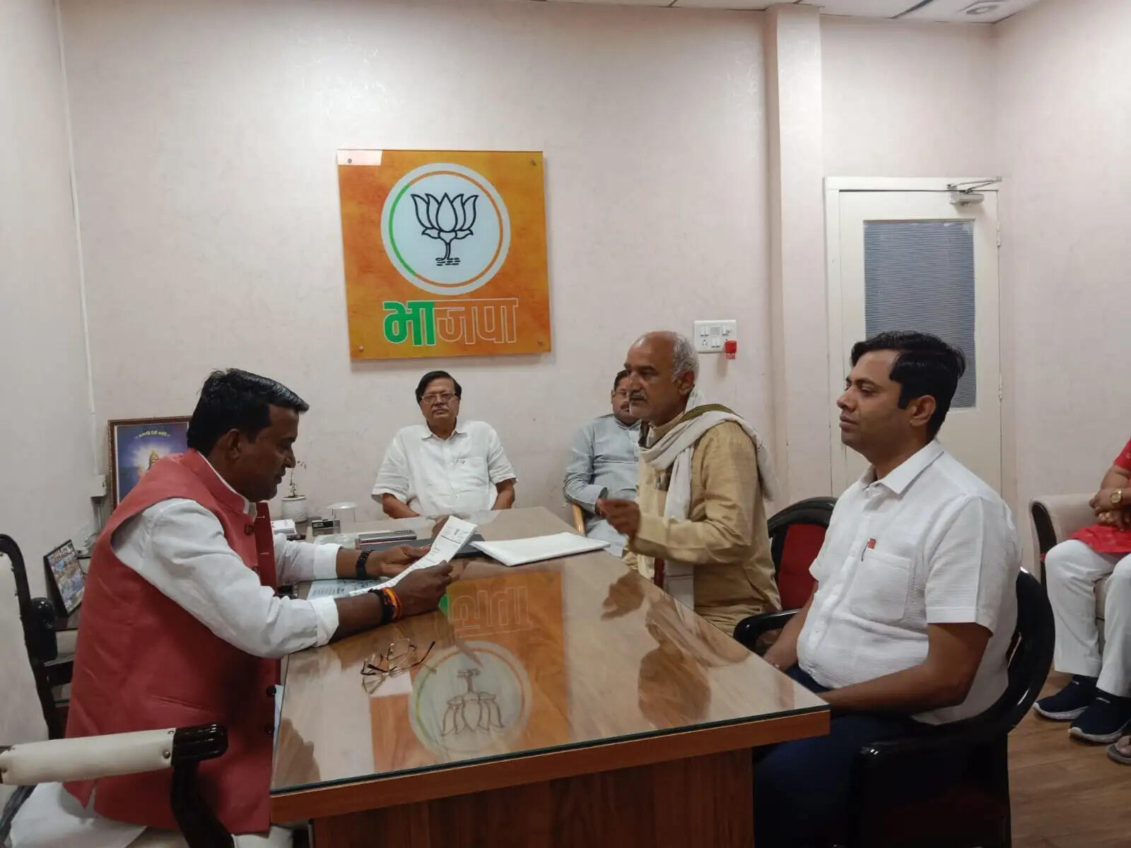 मंत्री दिलीप अहिरवार ने भाजपा कार्यालय में सुनी कार्यकर्ताओं की समस्याएं, कई का मौके पर समाधान