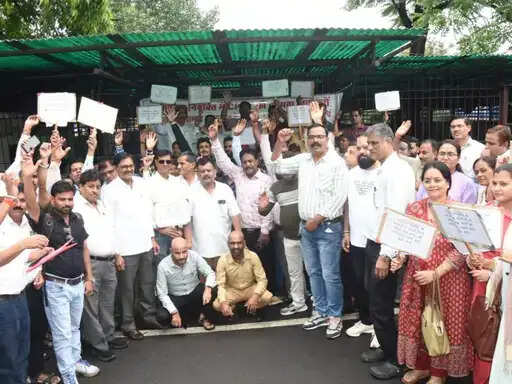 भोपाल:&nbsp;मंत्रालय के सामने कर्मचारियों ने मुंडन कर जताया विरोध,&nbsp;सीपीसीटी की अनिवार्यता और समान वेतन की मांग को लेकर प्रदर्शन