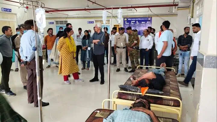 सागर जहरीली शराब मामलाः एसीएस ने बीएमसी और जिला अस्पताल पहुंचकर देखी उपचार की व्यवस्था