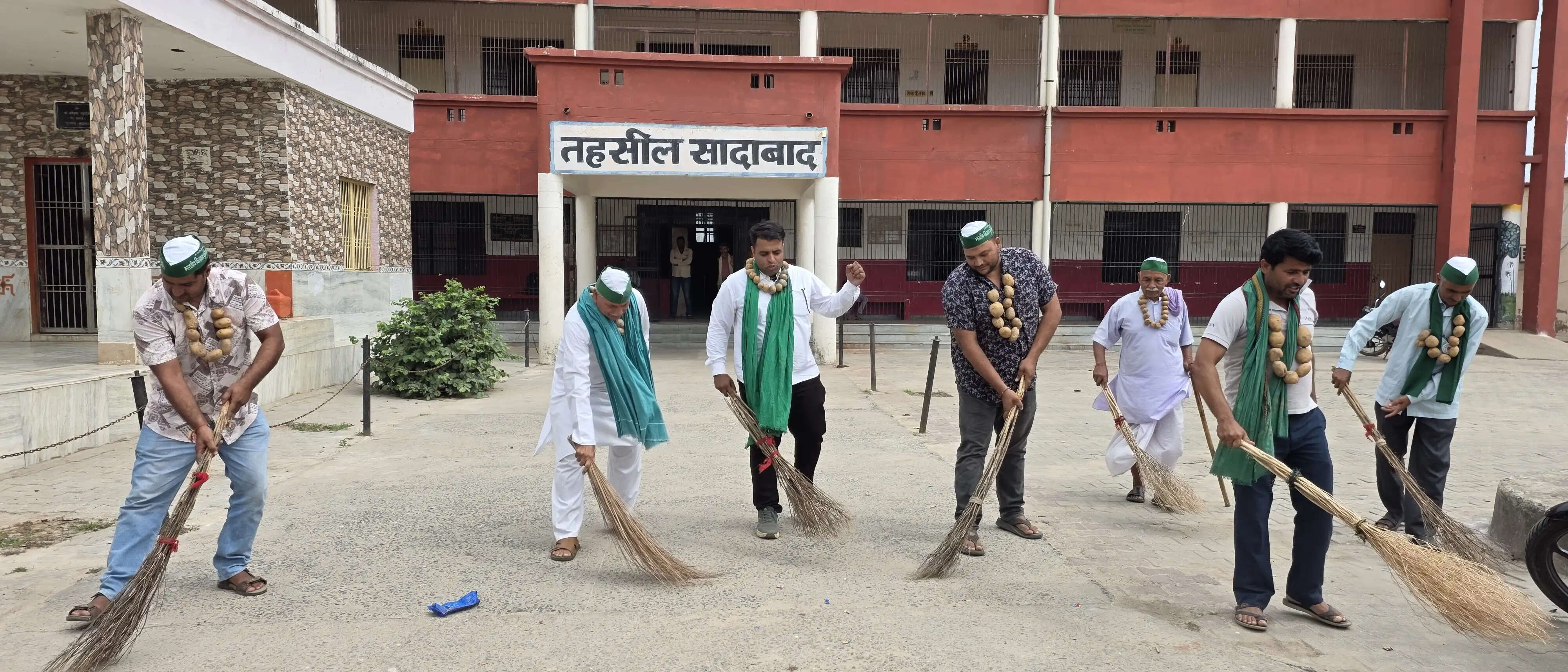 हाथरस में किसानों का धरना जारी, राष्ट्रीय अध्यक्ष राकेश टिकैत के आगमन की तैयारी