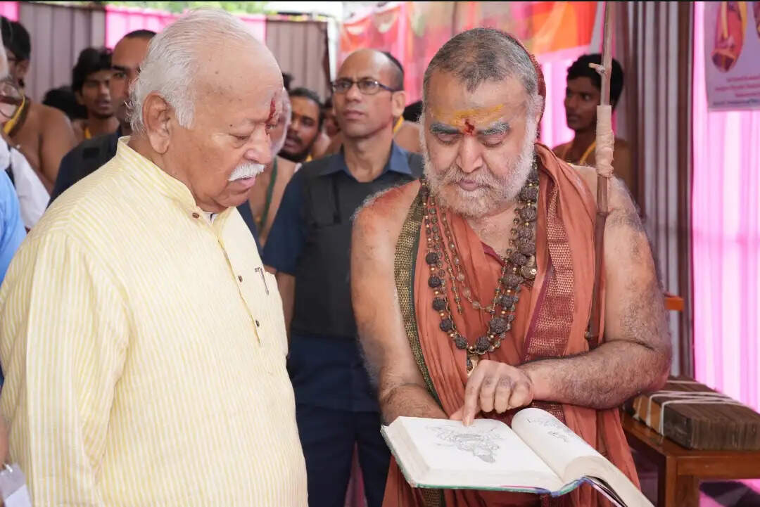 कांची की आध्यात्मिक भूमि से विश्व कल्याण का संदेश, आचार्यों से मिले संघ प्रमुख मोहन भागवत