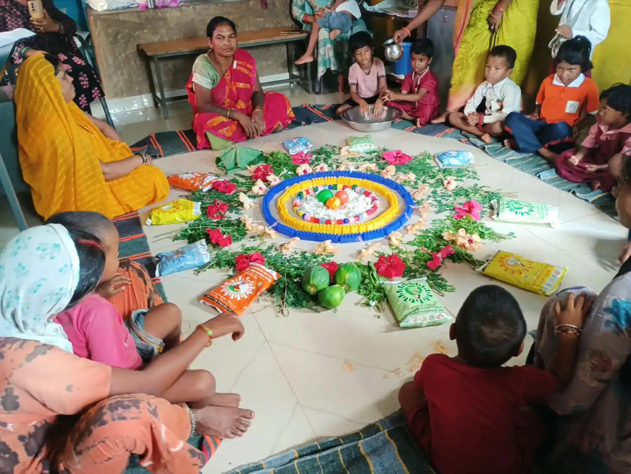 राष्ट्रीय पोषण माह में न्योता भोज और रंग-बिरंगी थाली से बच्चों को मिला पौष्टिक आहार