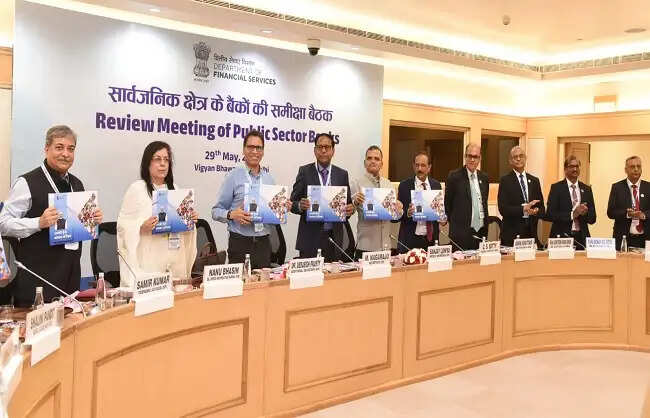 सार्वजनिक क्षेत्र के बैंकों ने 2025–26 में 1.98 लाख करोड़ रुपये का शुद्ध लाभ कमाया