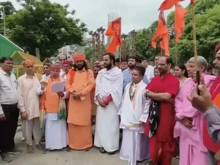 साधु-संतों के वेश में प्रदर्शन पर मेवाड़ के संतों का आक्रोश