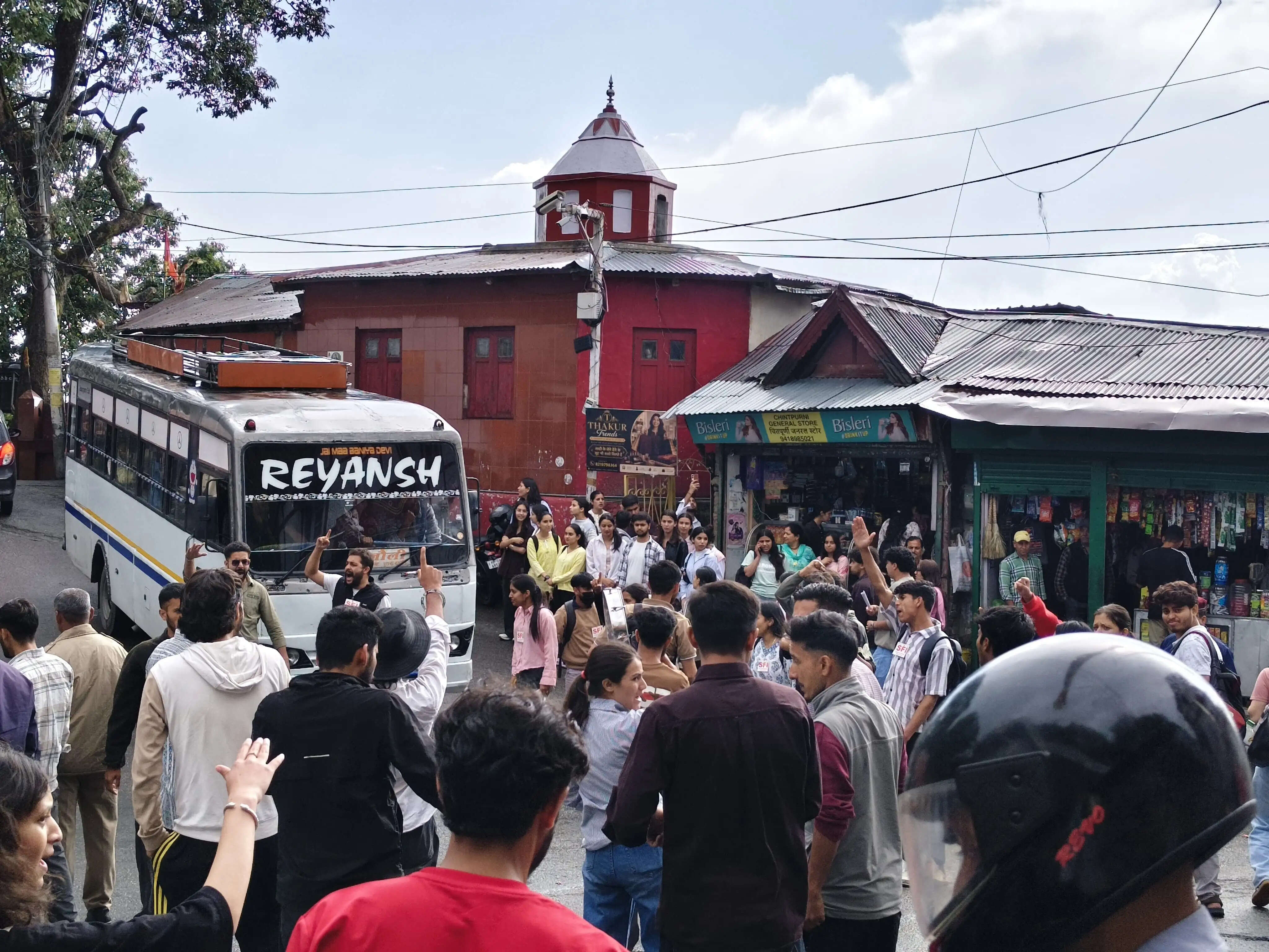 हिमाचल विश्वविद्यालय में फीस बढ़ोतरी के विरोध में एसएफआई का प्रदर्शन