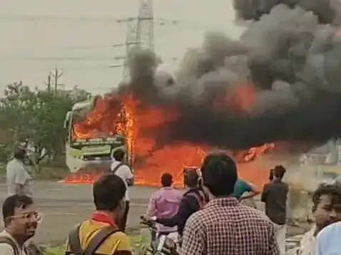 रीवा&nbsp;से&nbsp;इंदौर&nbsp;आ&nbsp;रही&nbsp;जय अंबे ट्रेवल्स की बस में लगी आग, सभी यात्री सुरक्षित