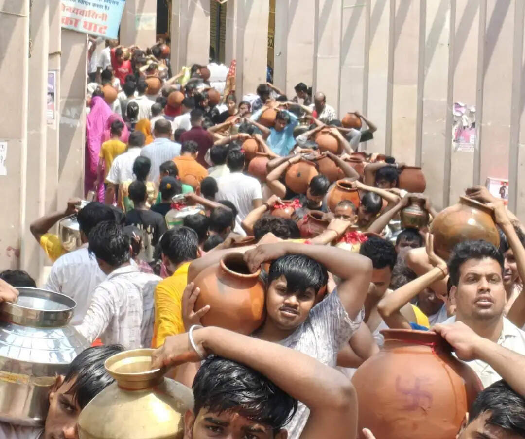 घट जलाभिषेक में उमड़ी आस्था, जयकारों से गूंजा विंध्य धाम