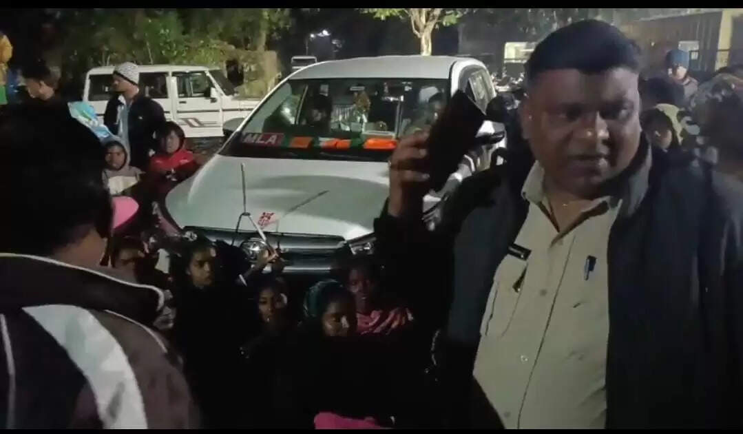 रानीगंज तिराट ग्राम पंचायत इलाके में रोकी गई विधायक अग्निमित्र पाल के गाड़ी, एक घंटे बाद मिली रिहाई