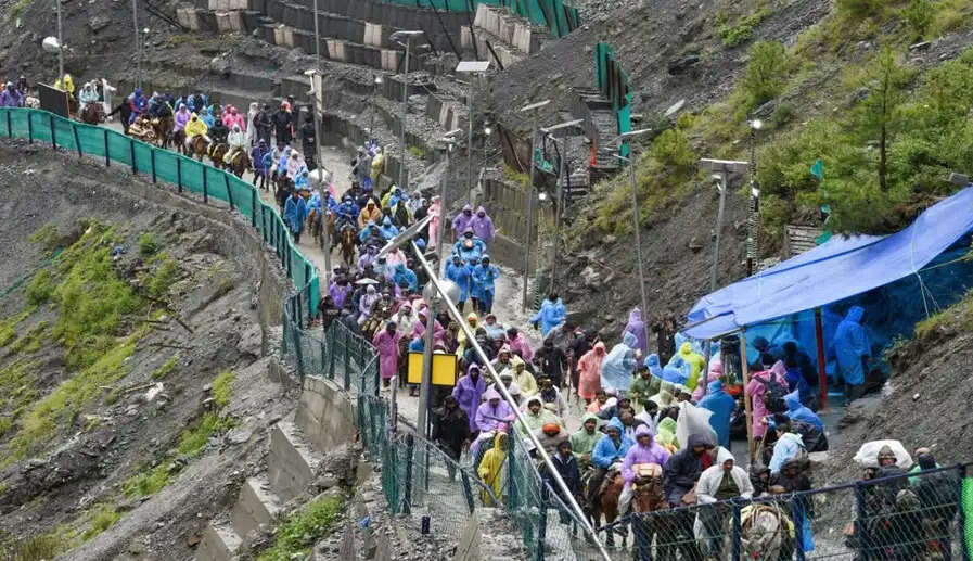 जम्मू से अमरनाथ यात्रा फिर शुरू, 3,886 तीर्थयात्री बालटाल रवाना