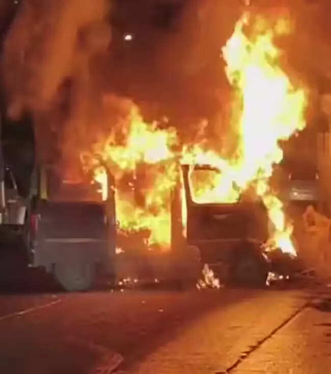 बोरीवली में कार जलकर खाक, कोई हताहत नहीं