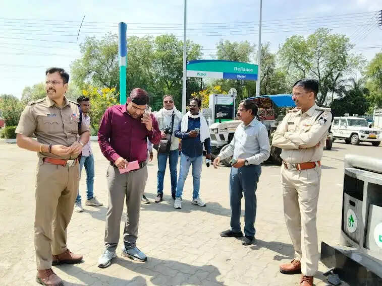 मंदसौर जिले में पेट्रोल-डीजल की पर्याप्त उपलब्धता, घबराने की आवश्यकता नहीं : कलेक्टर