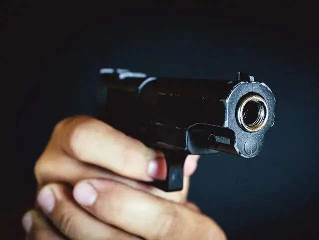 खड़गपुर में सरेआम गोलीबारी, छात्र गंभीर रूप से घायल