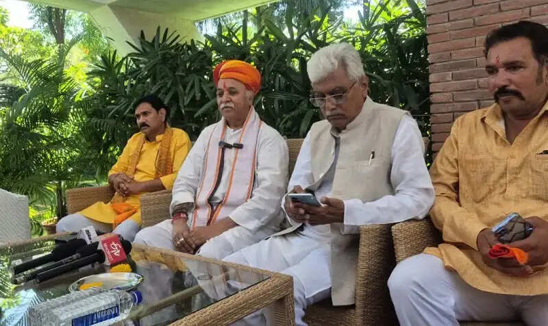 बहन-बेटियों को छोटी उम्र से ही देना चाहिए सही-गलत की समझः प्रवीण तोगड़िया