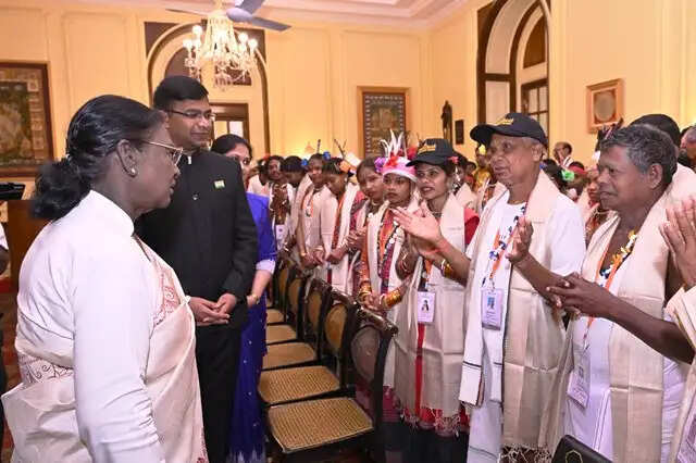ओडिशा के लोक कलाकारों ने राष्ट्रपति से की मुलाकात, शिक्षा व कौशल विकास पर दिया जोर