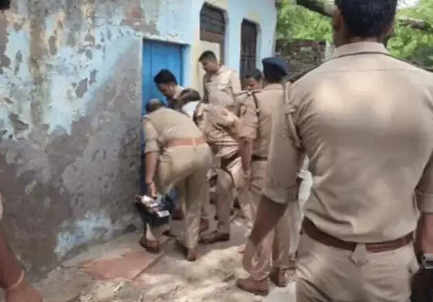 आगरा : बंद मकान के कमरे से दुर्गंध आने पर ताला तोड़कर निकाला गया महिला का शव, पति फरार