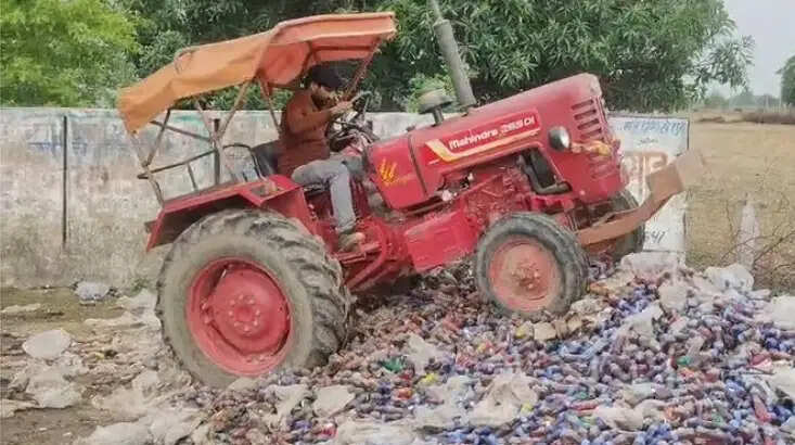 सड़क किनारे मिलीं हजारों एक्सपायरी कोल्ड ड्रिंक की बोतलें