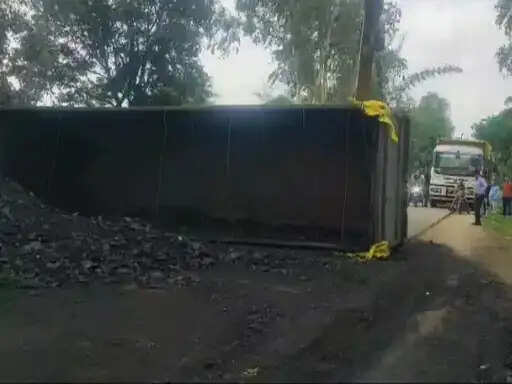 अनूपपुर: गाय को बचाते पलटा कोयले से भरा ट्रक पेड़ से टकराया, सभी सुरक्षित, लगा जाम