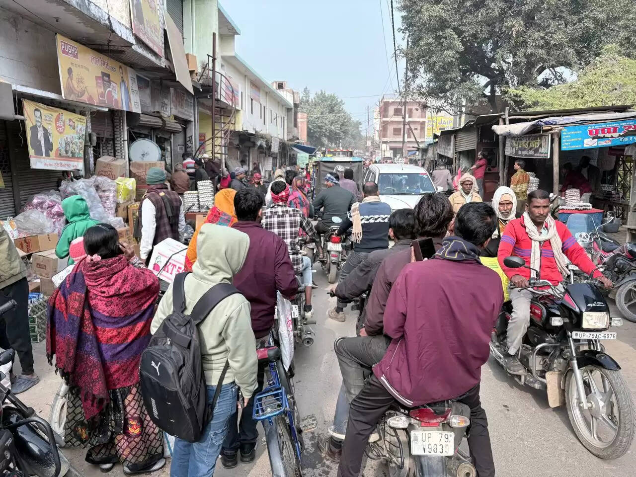 औरैया: भीषण जाम से जनजीवन अस्त-व्यस्त, स्कूली छात्र और राहगीर परेशान