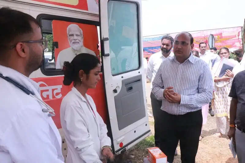 बालाघाटः संभागायुक्त ने ग्राम घुम्मुर और मछुरदा में जन चौपाल में ग्रामीणों से संवाद कर सुनी समस्याएं