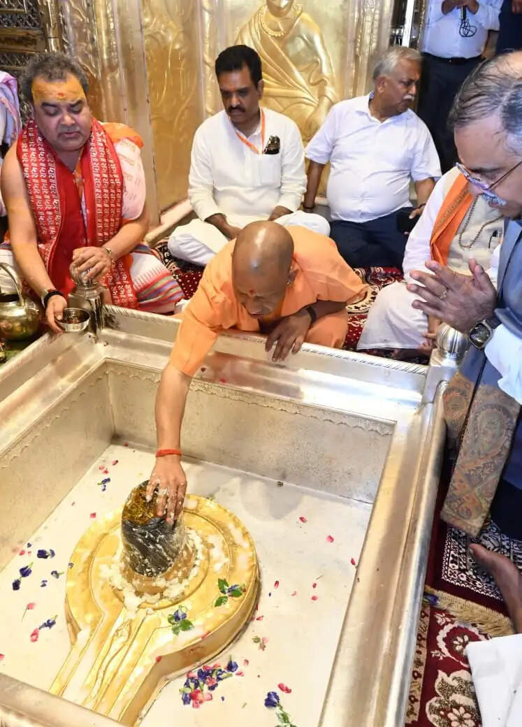 गुरु पूर्णिमा पर्व पर मुख्यमंत्री योगी आदित्यनाथ ने किया बाबा विश्वनाथ का दर्शन पूजन