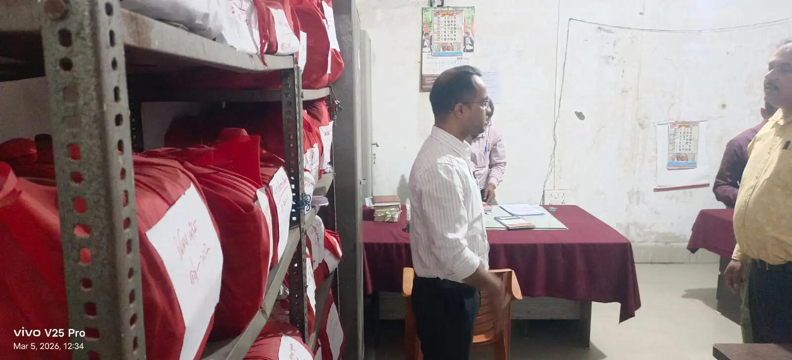 जिलाधिकारी ने किया तरैया प्रखंड कार्यालय का औचक निरीक्षण