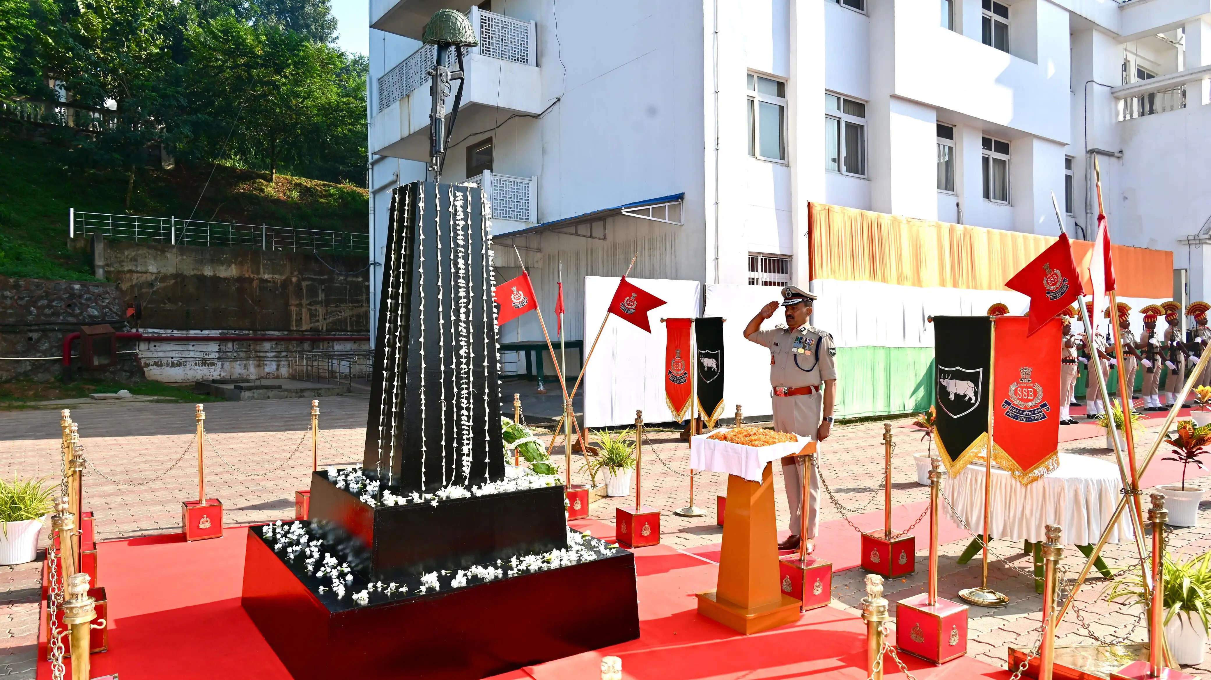 पुलिस स्मृति दिवस पर सीमांत मुख्यालय, गुवाहाटी में शहीद जवानों को श्रद्धांजलि