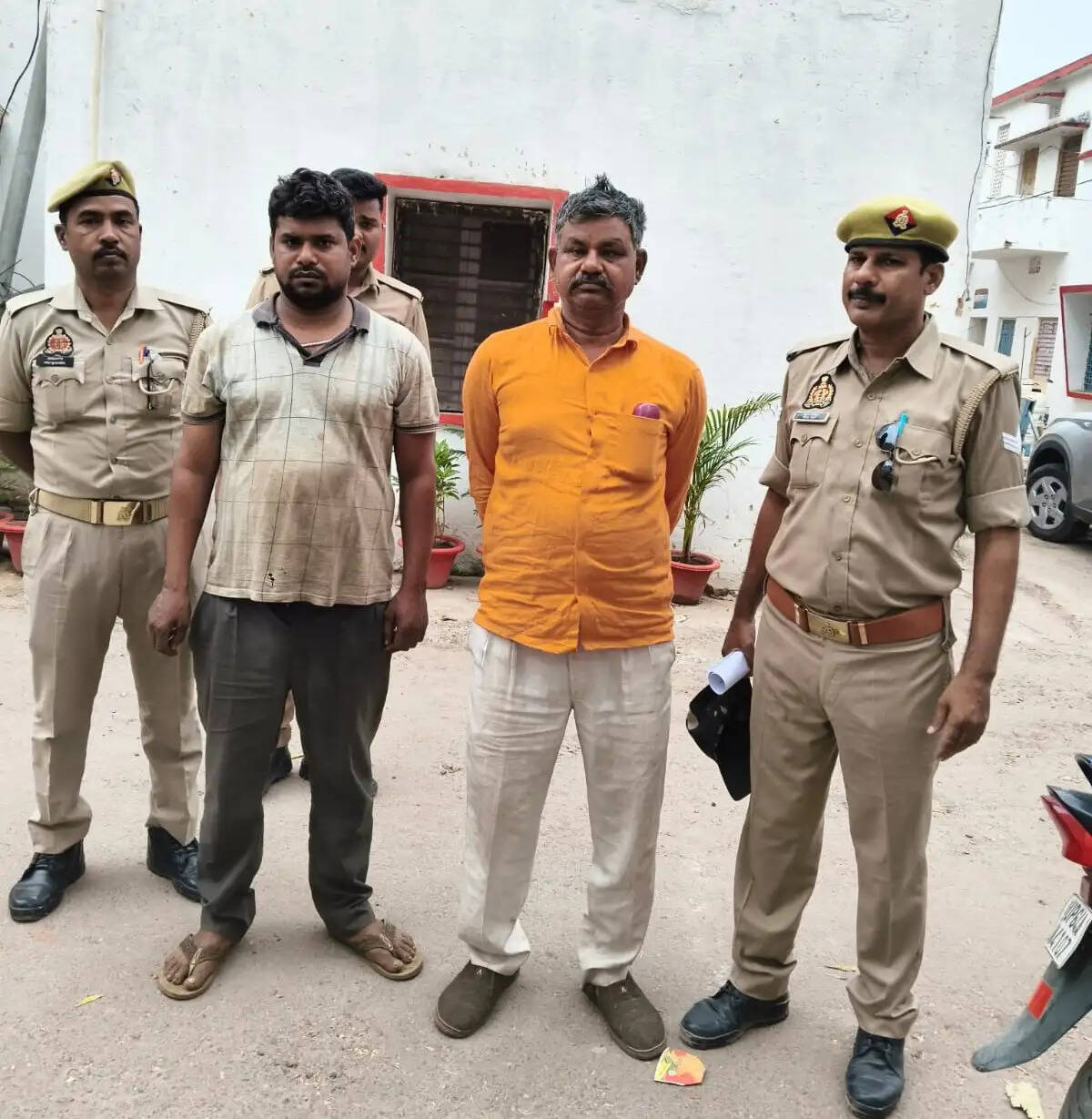 डीजल की कालाबाजारी करने वाले पिता-पुत्र गिरफ्तार