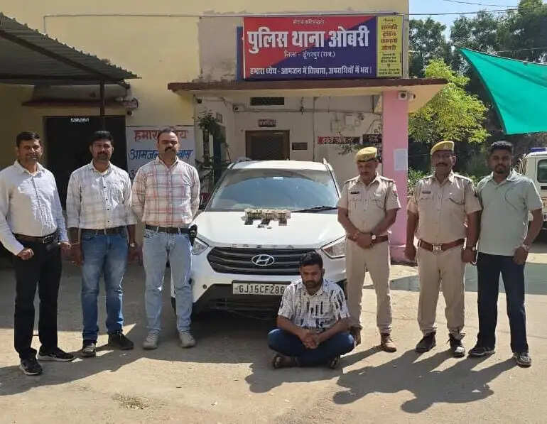 पुलिस ने संदिग्ध नकदी, कार व मोबाइल किए जब्त