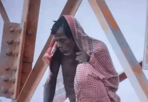 पांढुर्णा में तीन दिन से 230 फीट ऊंचे टावर पर बैठा है शख्स, ड्रोन से रखी जा रही नजर, उतारने एक्सपर्ट पहुंचे तो किया हमला