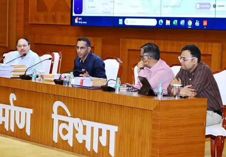 लोक निर्माण विभाग के सचिव ने की सड़क एवं भवन निर्माण कार्यों की प्रगति की समीक्षा