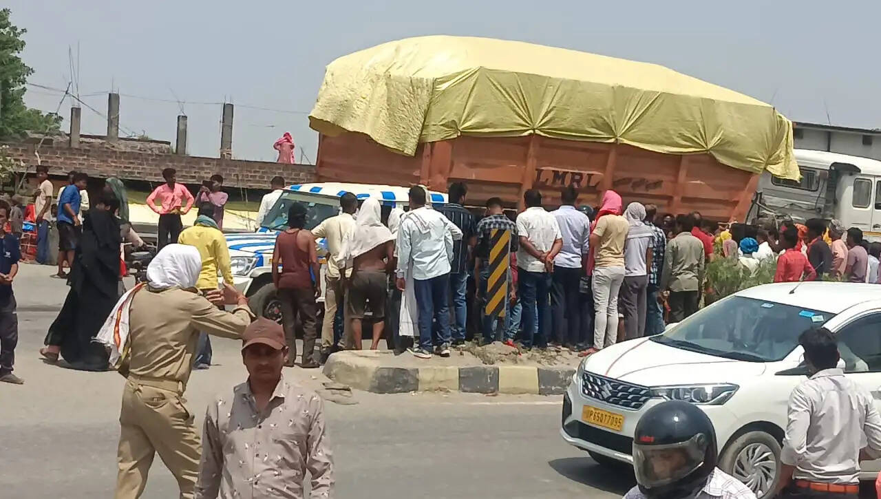 तेज रफ्तार ट्रक ने बाइक सवार दंपति को रौंदा, मौके पर मौत