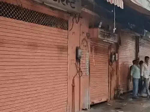 वन-वे व्यवस्था के खिलाफ व्यापारियों का गुस्सा: 400 दुकानें बंद कर हवा महल के सामने प्रदर्शन