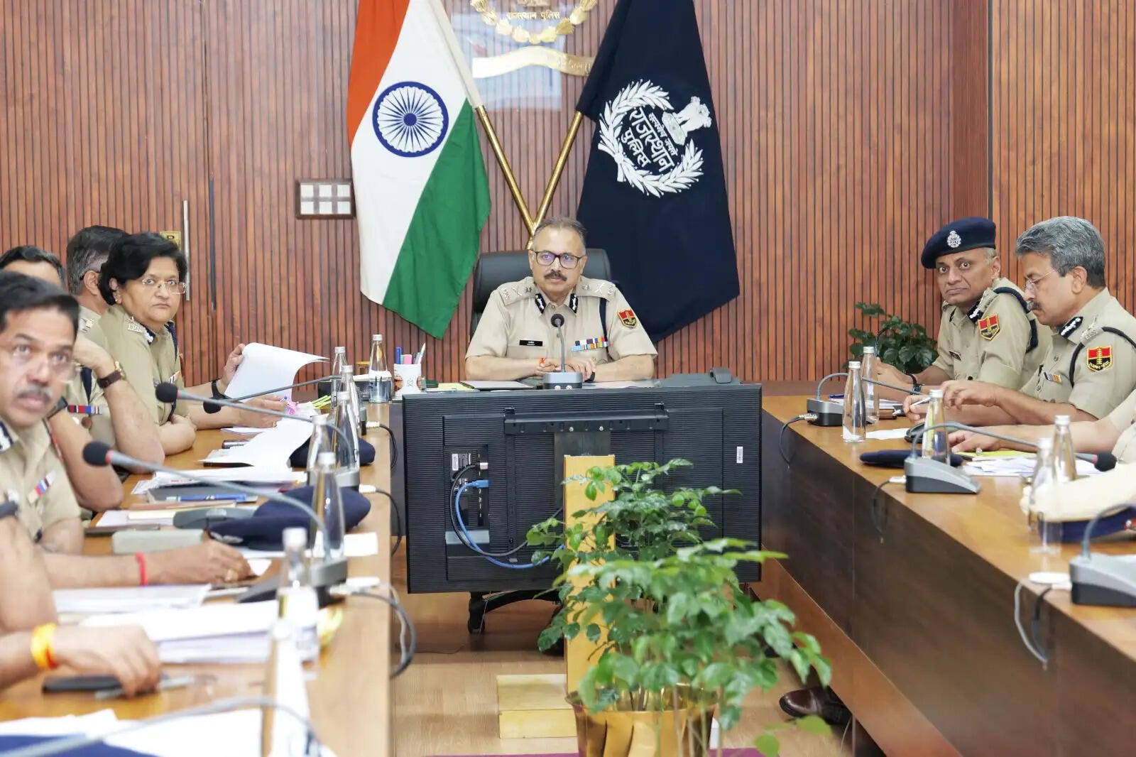 डीजीपी ने ली अपराध समीक्षा बैठक:&nbsp;&nbsp;हार्डकोर अपराधियों, साइबर अपराधियों और नशा तस्करों पर नकेल कसने के निर्देश