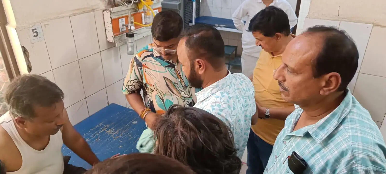 इमली का पेड़ गिरने से बड़ा हादसा, एक की मौत, पत्रकार घायल