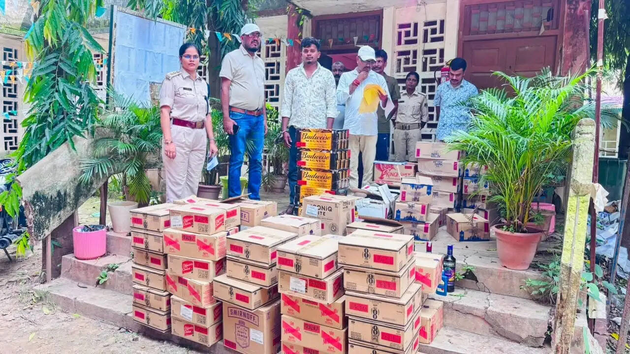 दो स्कॉर्पियो से 7 लाख की विदेशी शराब बरामद,एक गिरफ्तार