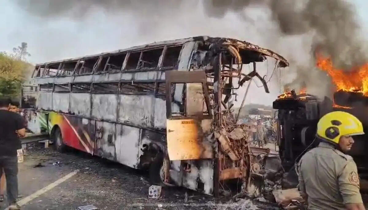 आंध्र प्रदेश में भीषण सड़क हादसा- 10 यात्रियों की जलकर मौत, 20 से ज्यादा घायल