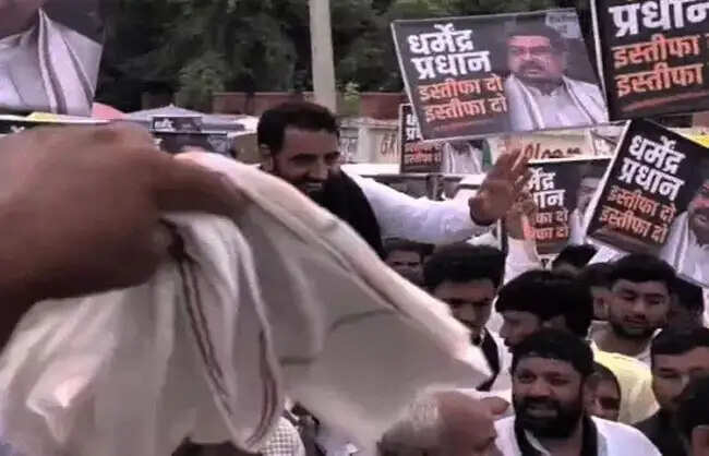 नारनौल में कांग्रेस का प्रदर्शन, पेपर लीक दोषियों के खिलाफ कार्रवाई की मांग