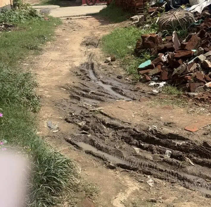 आजादी के 80 साल बाद भी 25 परिवार बुनियादी राह को तरसे, मुख्य सचिव के आदेश को स्थानीय अधिकारी ने डाला ठंडे बस्ते में