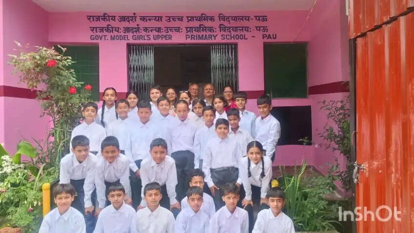 महिला स्पोर्ट्स कॉलेज की 30 बालिका खिलाड़ियों का पऊ विद्यालय में नामांकन, स्वागत समारोह आयोजित।