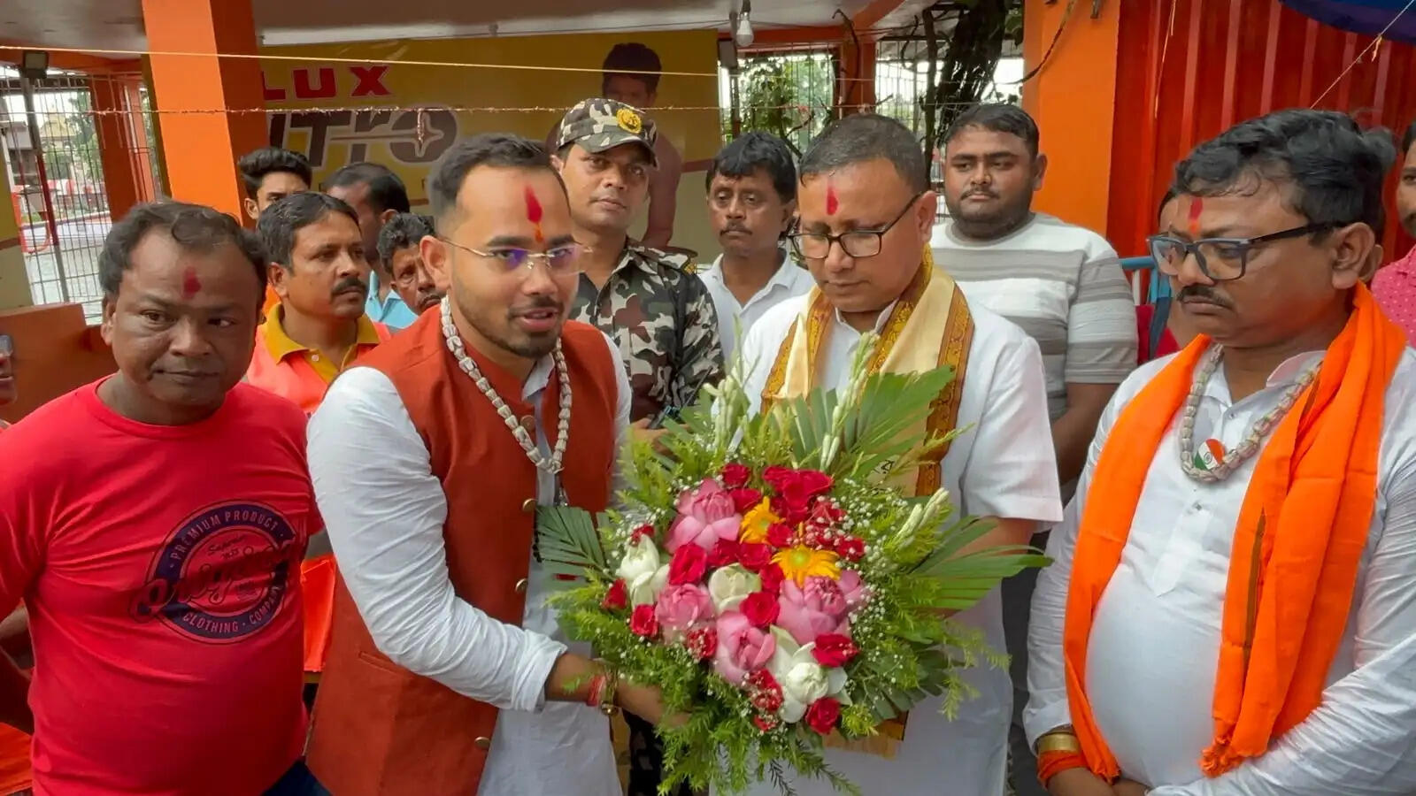 विधायक संतू पान के आमंत्रण पर तारकेश्वर धाम पहुंचे अमिताभ चक्रवर्ती