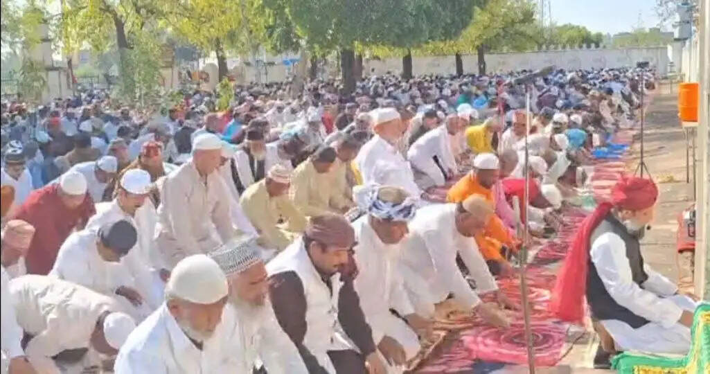दमोहः ईद-उल-फितर पर भाईचारे के माहौल में अदा हुई नमाज, पुलिस की मुस्तैदी से बना सौहार्दपूर्ण वातावरण