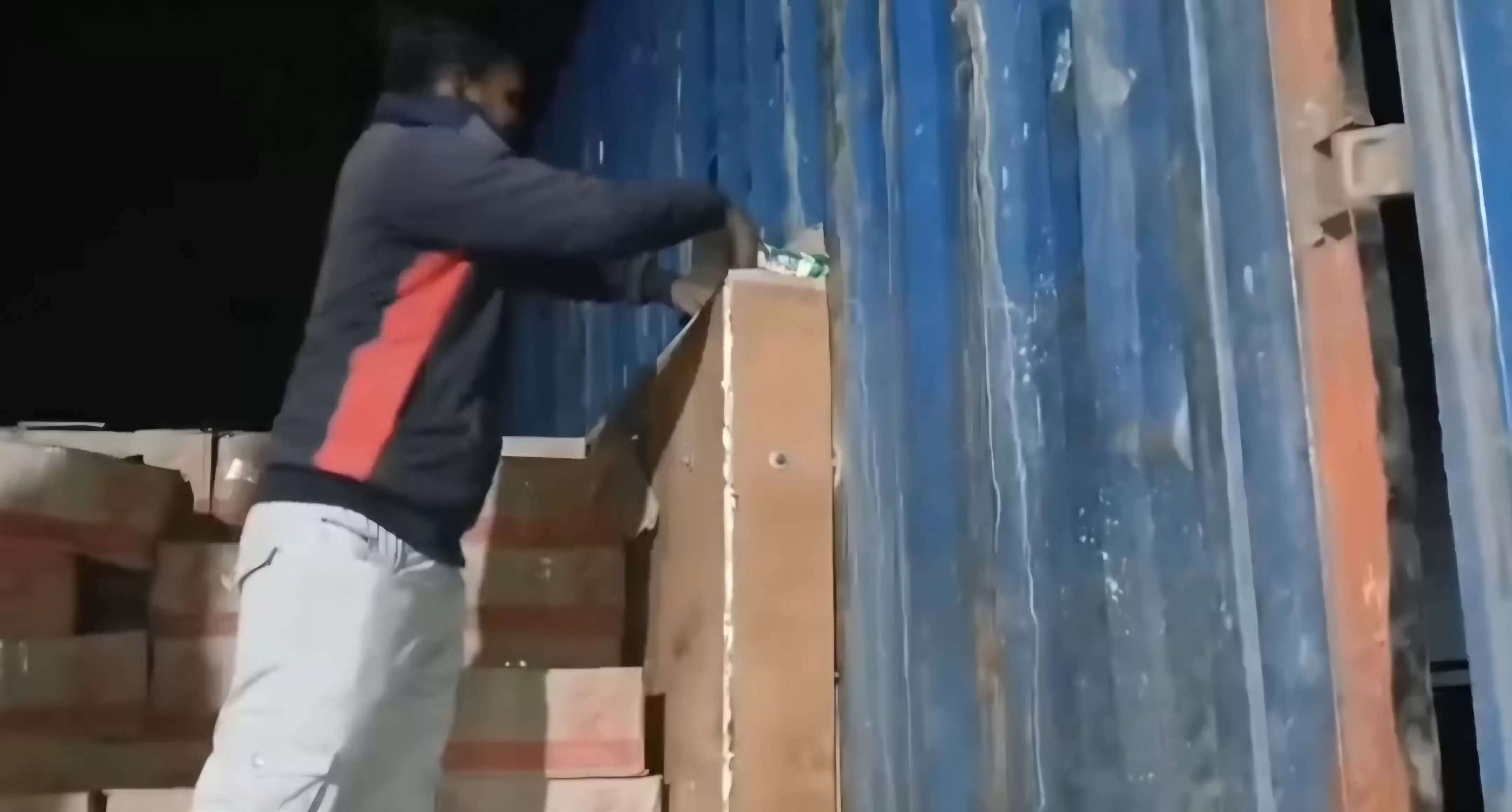 छपरा में एक करोड़ रुपये से अधिक मूल्य की विदेशी शराब जब्त, एक गिरफ्तार