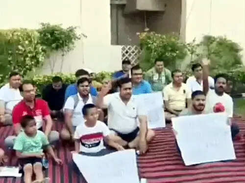 फरीदाबाद : बिजली आपूर्ति से परेशान लोगों ने किया बिल्डर के खिलाफ प्रदर्शन