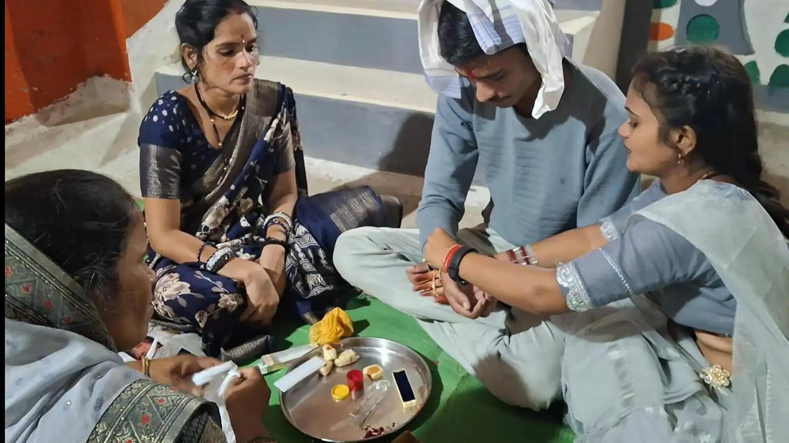 दमोह: रक्षाबंधन पर जिला जेल में बंदियों से मिलने पहुंचीं बहनें