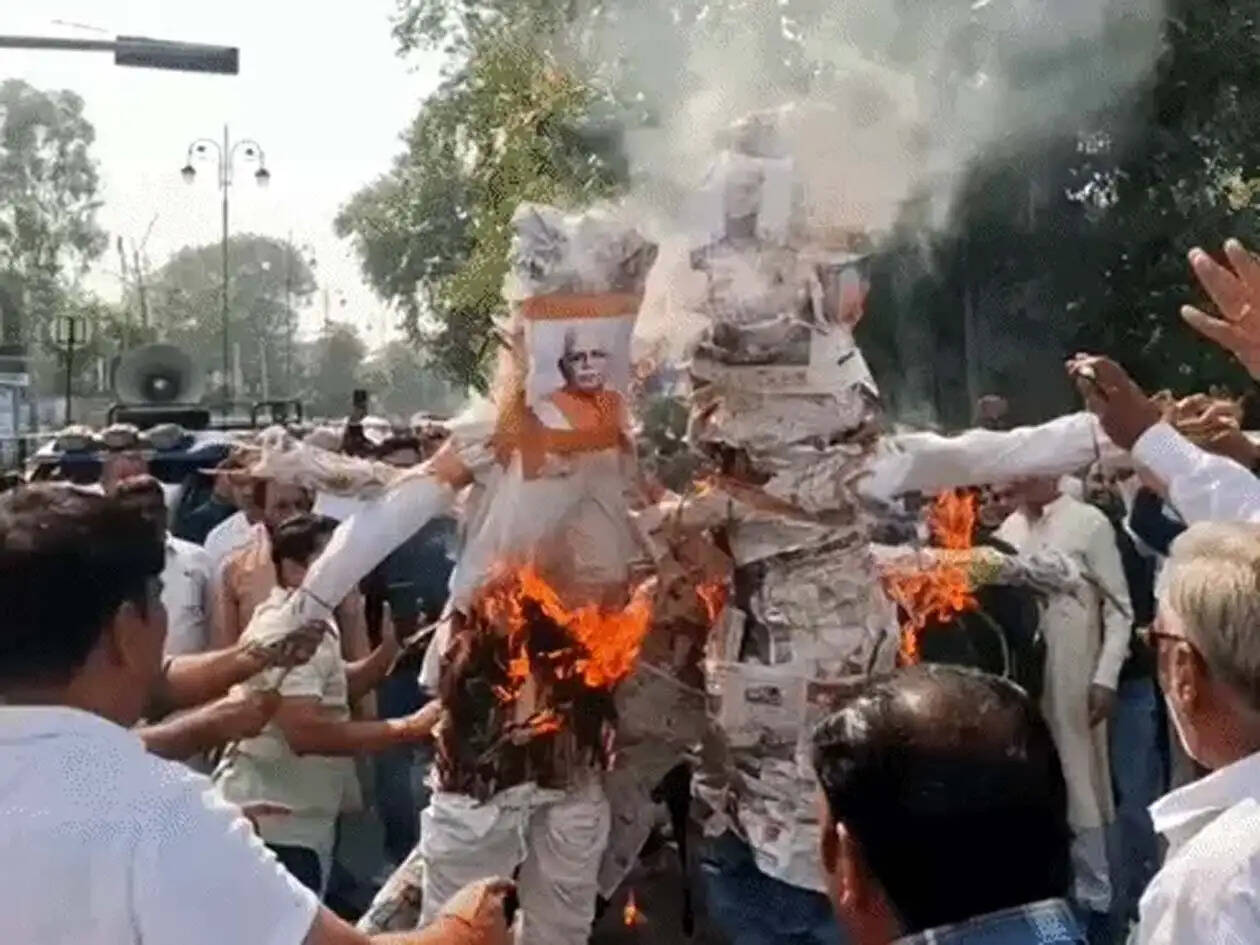 हिसार में बिजली कर्मचारियों का धरना, 300 से अधिक सब डिवीजनों में लाइसेंस की प्रतियां जलाने की घोषणा