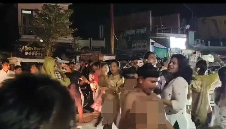 पुलिस चौकी के सामने किन्नरों ने किया नग्न प्रदर्शन